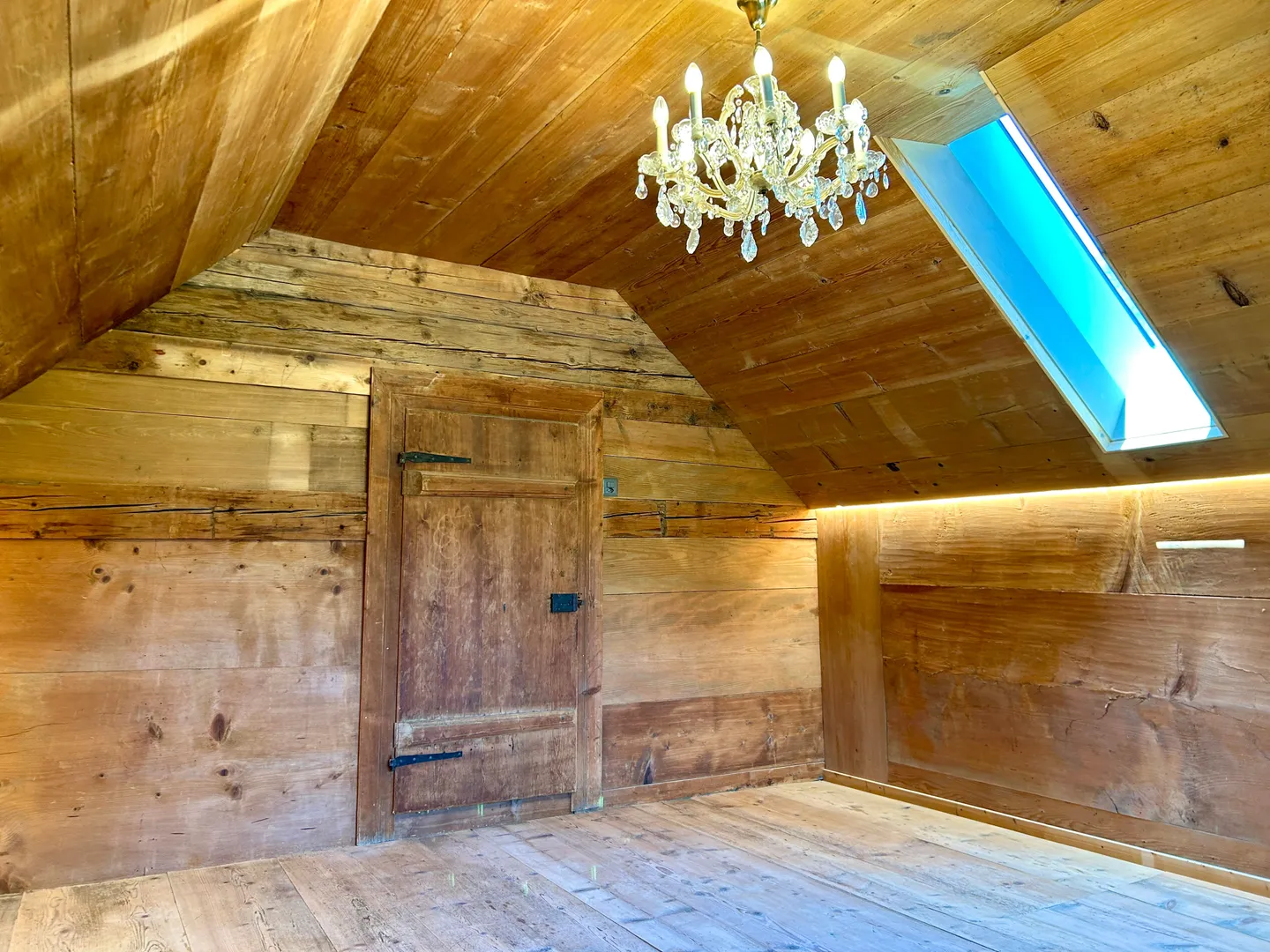 Renditeobjekt / Mehrfamilienhaus der besonderen Art - Historisches Haus mit 6 neuwertigen Wohnungen und 2 Studios/Ateliers - Foto 10 von 13