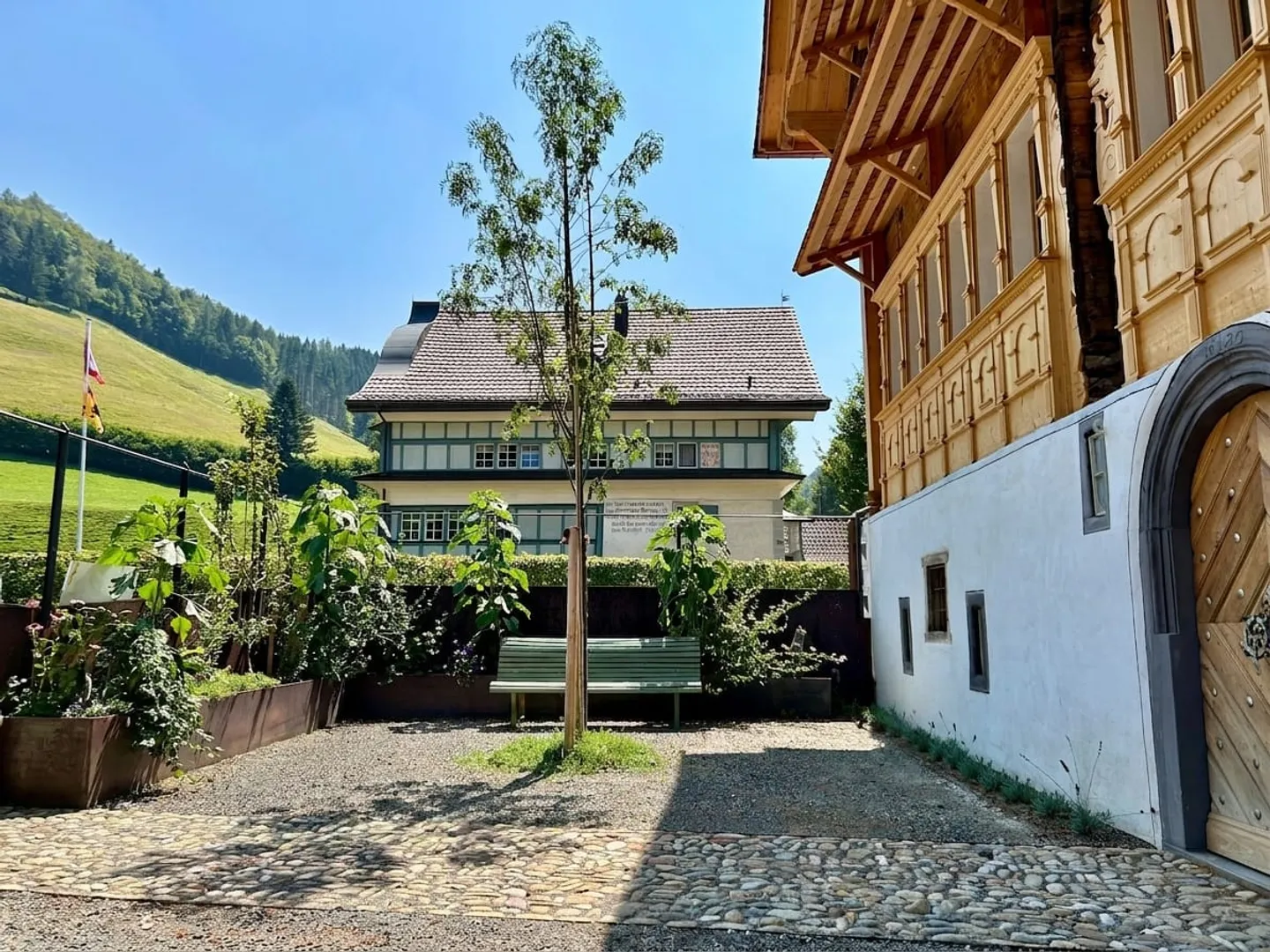 Renditeobjekt / Mehrfamilienhaus der besonderen Art - Historisches Haus mit 6 neuwertigen Wohnungen und 2 Studios/Ateliers - Foto 4 von 13