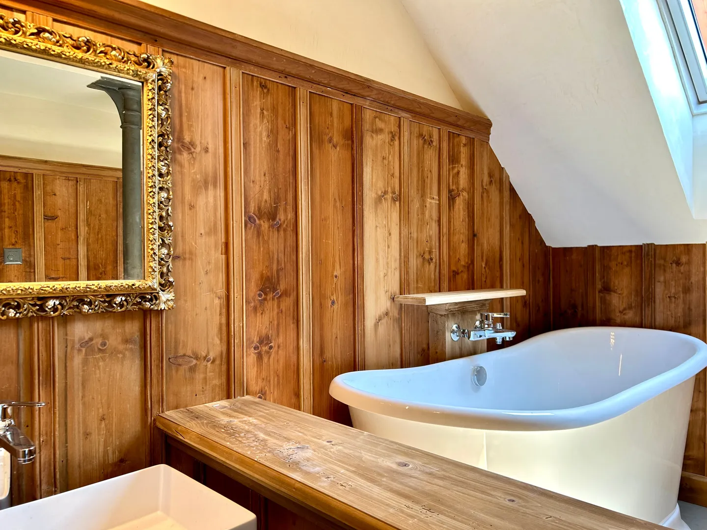 Renditeobjekt / Mehrfamilienhaus der besonderen Art - Historisches Haus mit 6 neuwertigen Wohnungen und 2 Studios/Ateliers - Foto 8 von 13