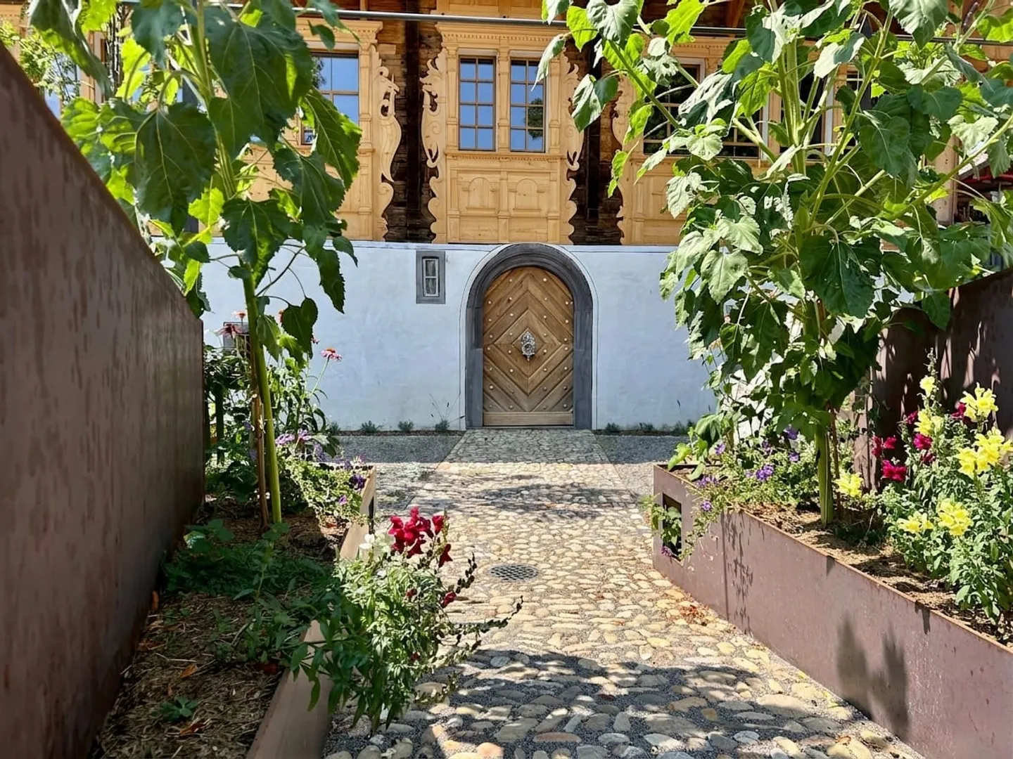 Renditeobjekt / Mehrfamilienhaus der besonderen Art - Historisches Haus mit 6 neuwertigen Wohnungen und 2 Studios/Ateliers - Foto 3 von 13