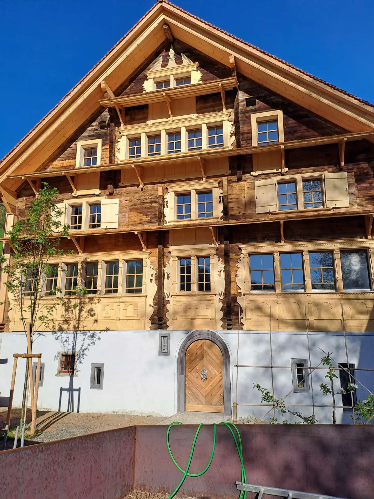 Renditeobjekt / Mehrfamilienhaus der besonderen Art - Historisches Haus mit 6 neuwertigen Wohnungen und 2 Studios/Ateliers - Foto 2 von 13