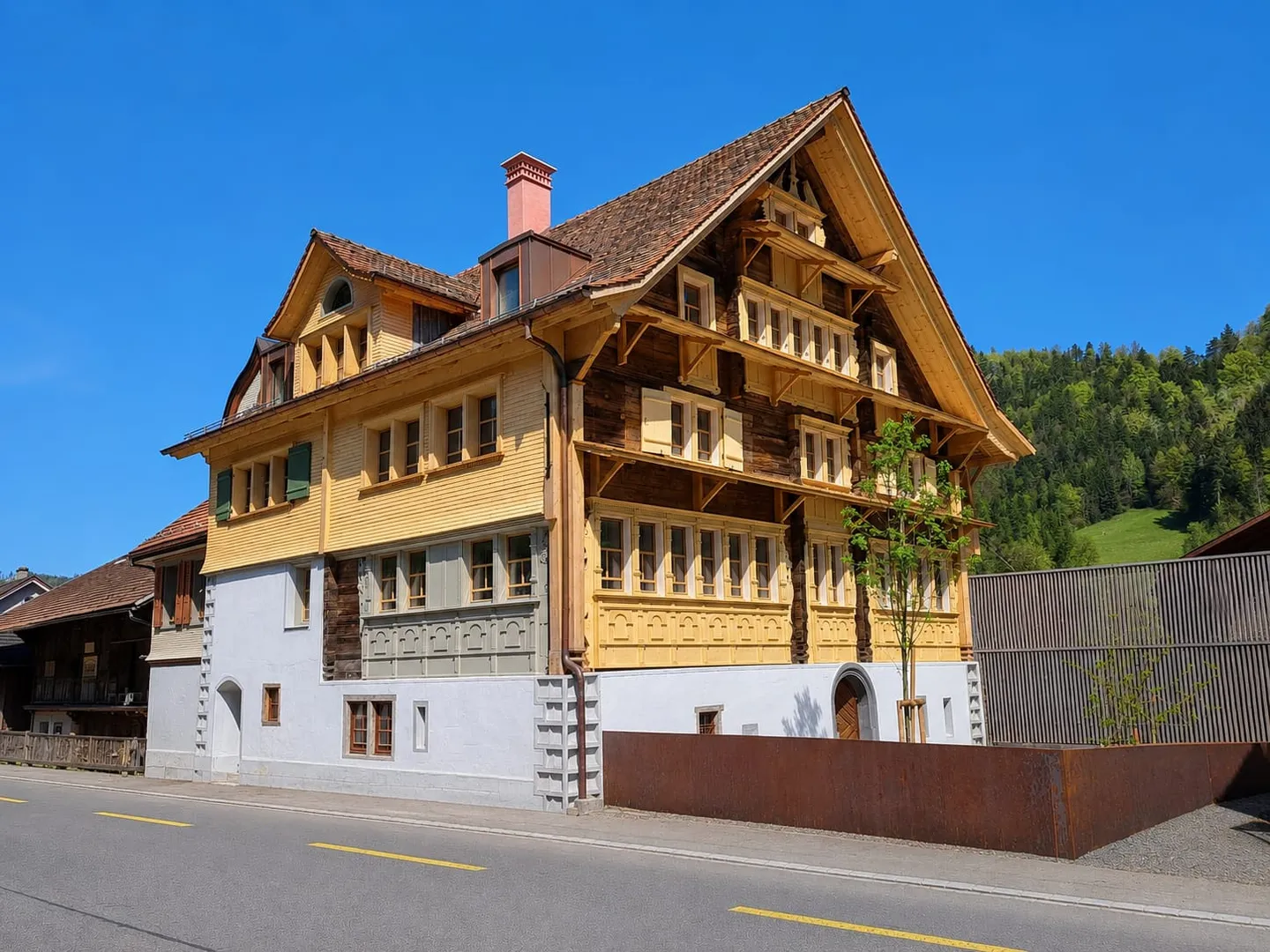 Renditeobjekt / Mehrfamilienhaus der besonderen Art - Historisches Haus mit 6 neuwertigen Wohnungen und 2 Studios/Ateliers - Foto 1 von 13