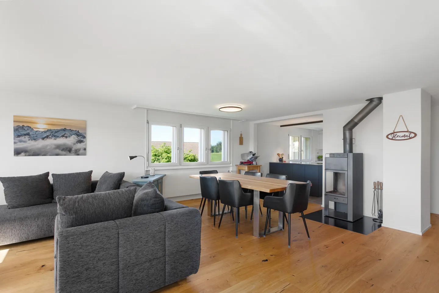 4.5-Room Apartment with Breathtaking Views - Photo 3 of 13