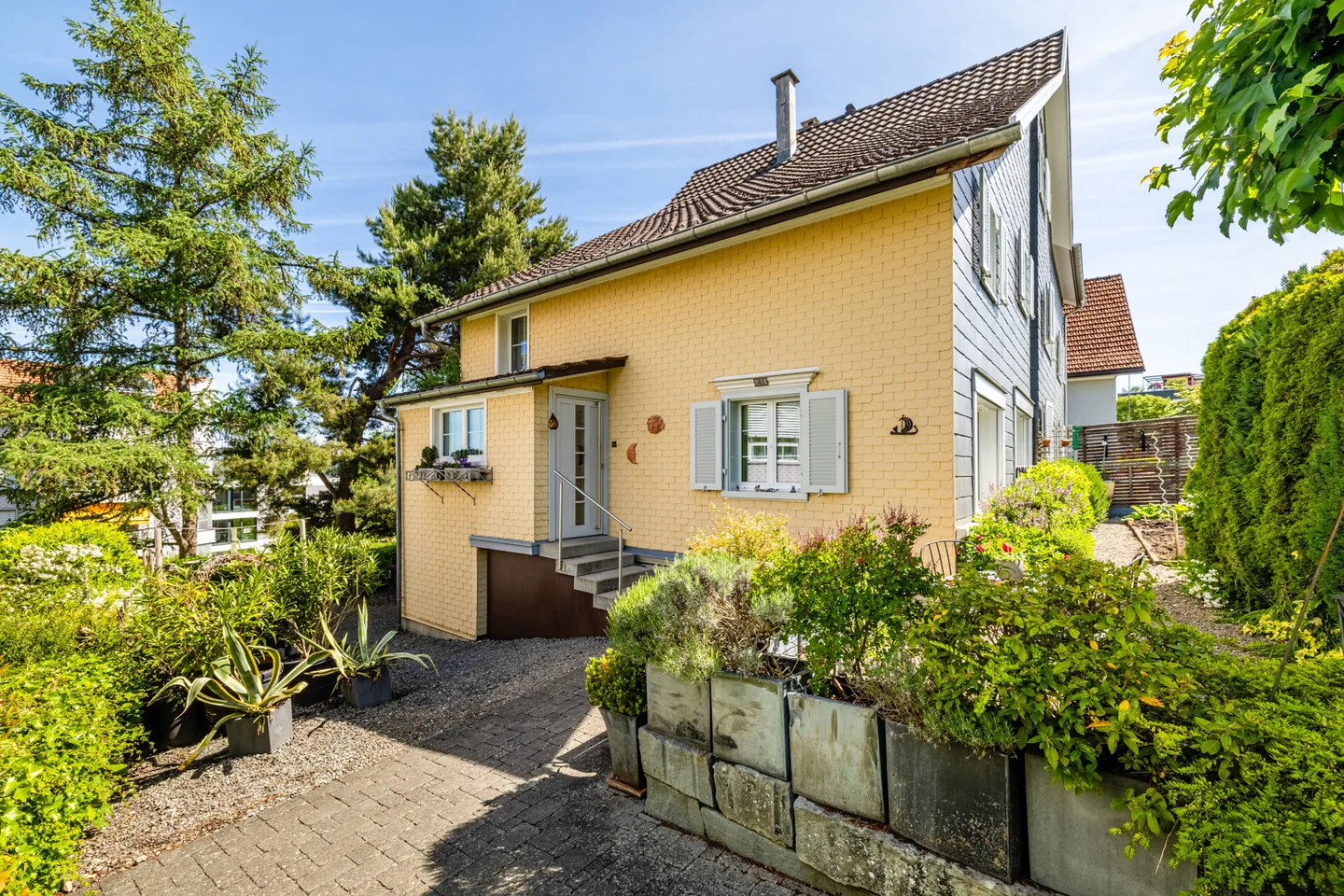 Maison familiale jumelée soigneusement entretenue avec charme - Photo 2 sur 13