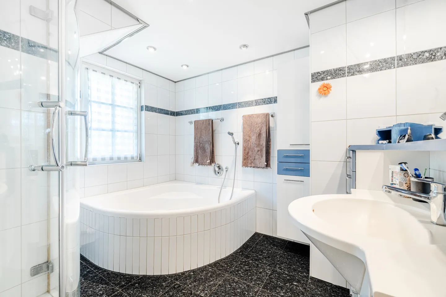 Maison familiale jumelée soigneusement entretenue avec charme - Photo 11 sur 13