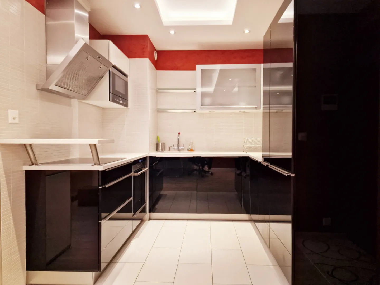 Exclusive: Luxurious and Comfortable Apartment with Indoor and Outdoor Pool - Photo 3 of 12