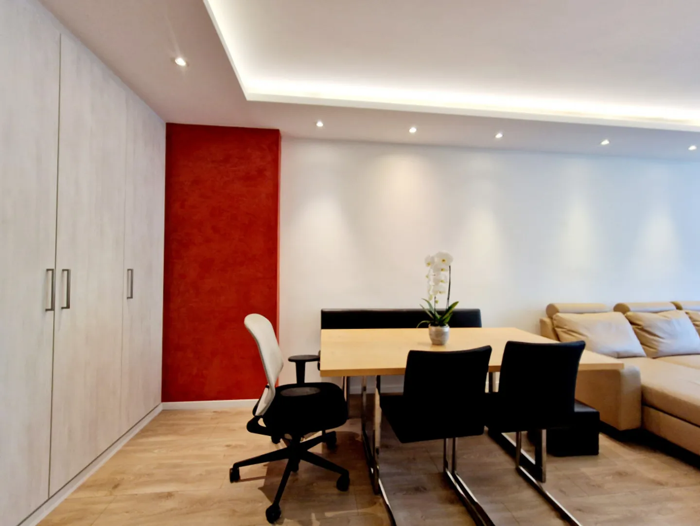 Exclusive: Luxurious and Comfortable Apartment with Indoor and Outdoor Pool - Photo 2 of 12