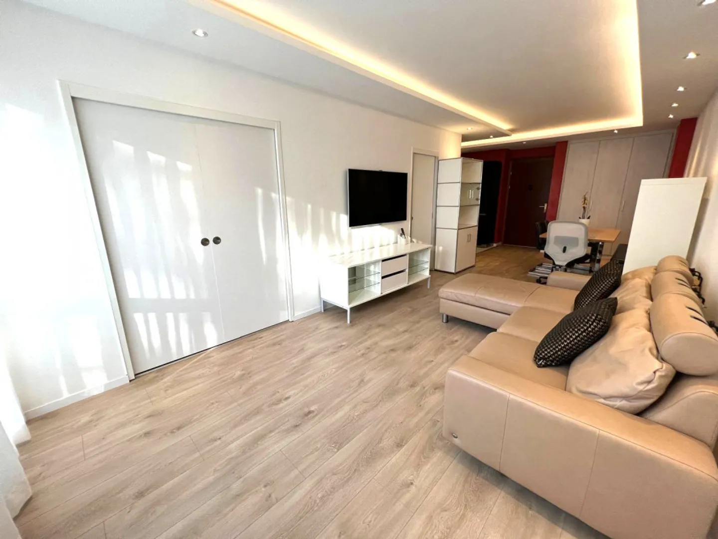 Exclusive: Luxurious and Comfortable Apartment with Indoor and Outdoor Pool - Photo 12 of 12