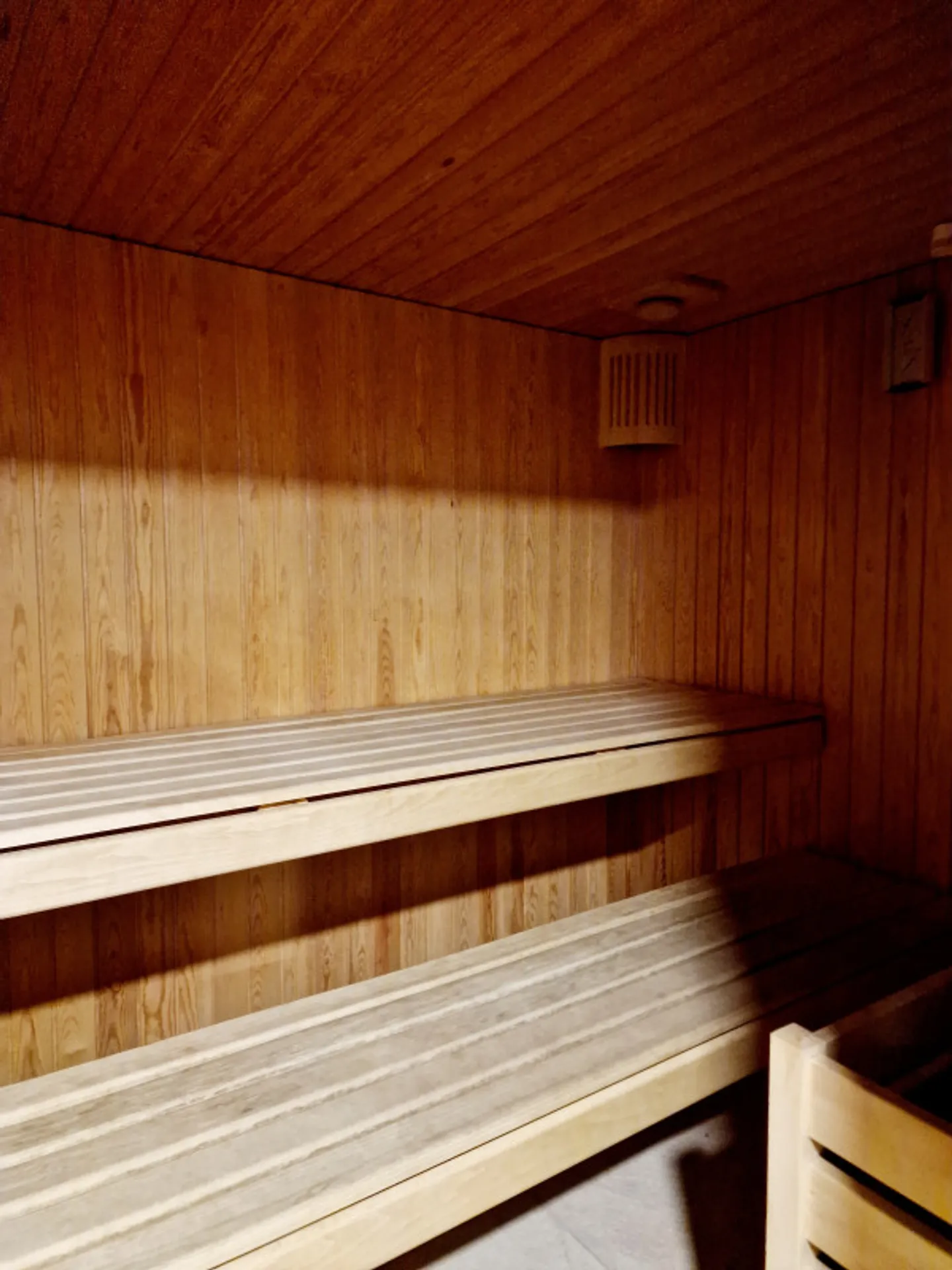 Exclusive: Luxurious and Comfortable Apartment with Indoor and Outdoor Pool - Photo 10 of 12