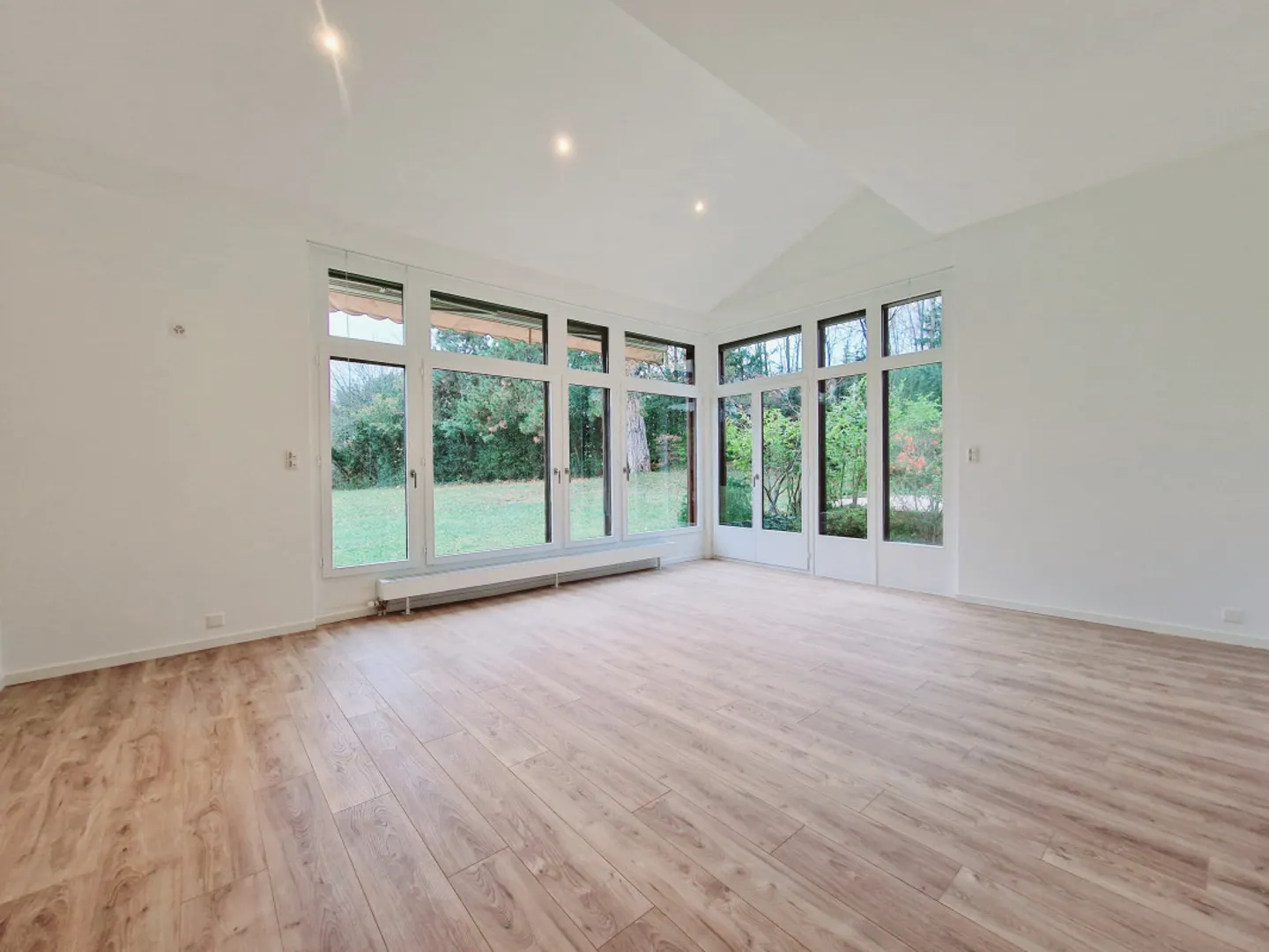 Fabelhafte Wohnung mit Terrasse und Garten, Pool, Fitness und Tennis - Foto 1 von 12