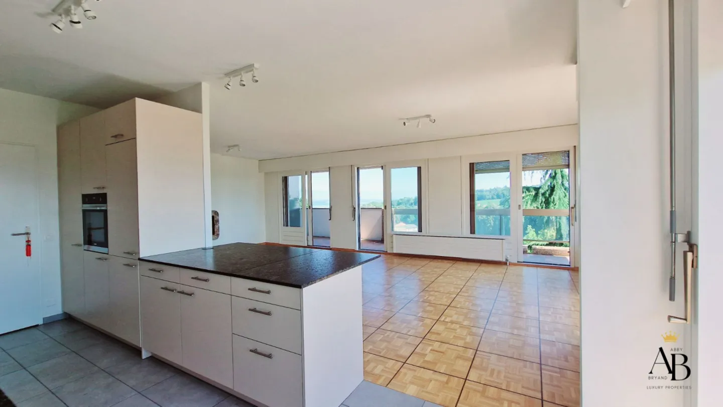 Elegant Apartment with Lake View, Luxury Residence with Indoor Pool & Jacuzzi - Photo 6 of 13