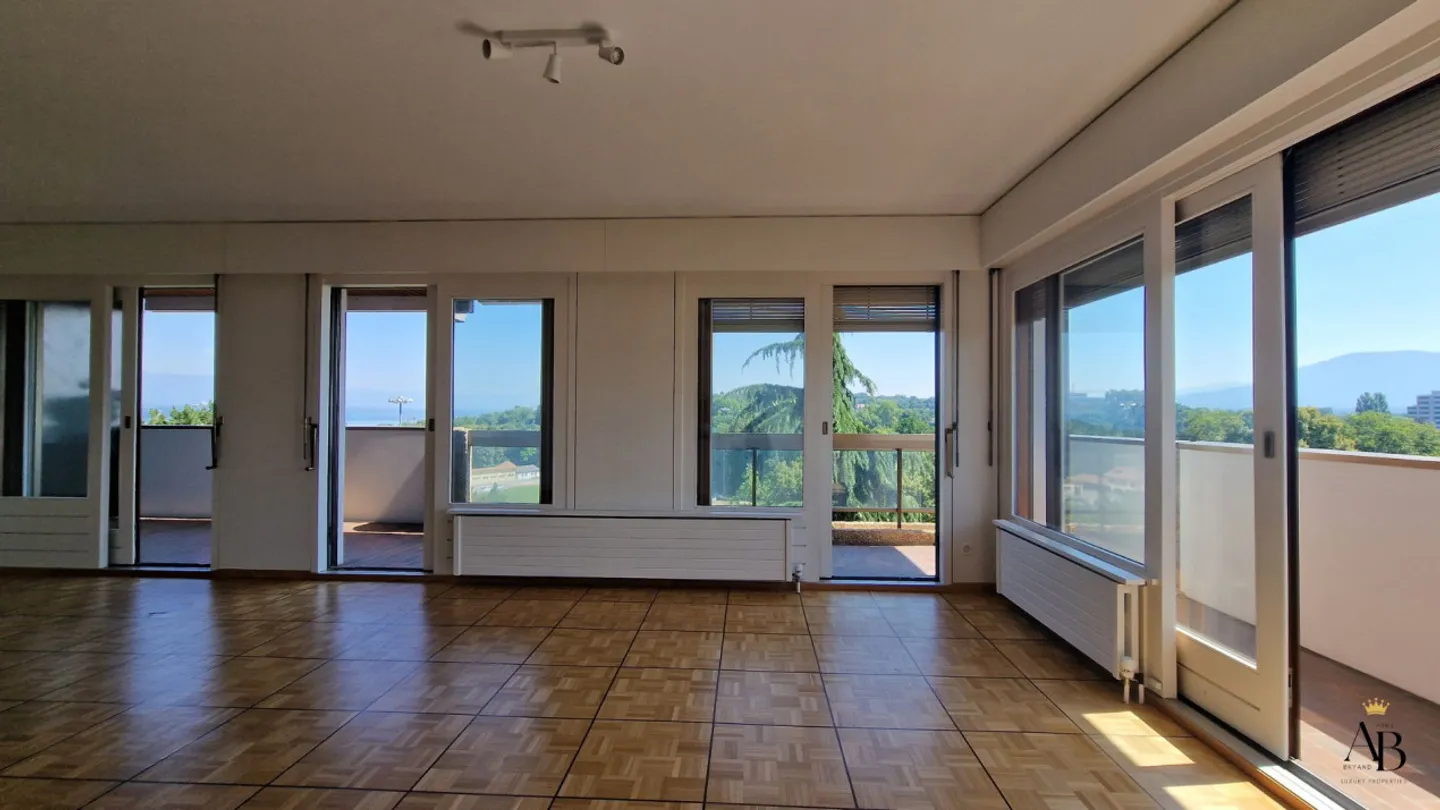 Elegant Apartment with Lake View, Luxury Residence with Indoor Pool & Jacuzzi - Photo 5 of 13