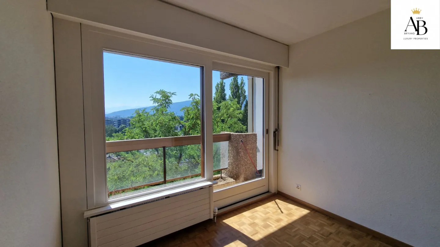 Elegant Apartment with Lake View, Luxury Residence with Indoor Pool & Jacuzzi - Photo 10 of 13