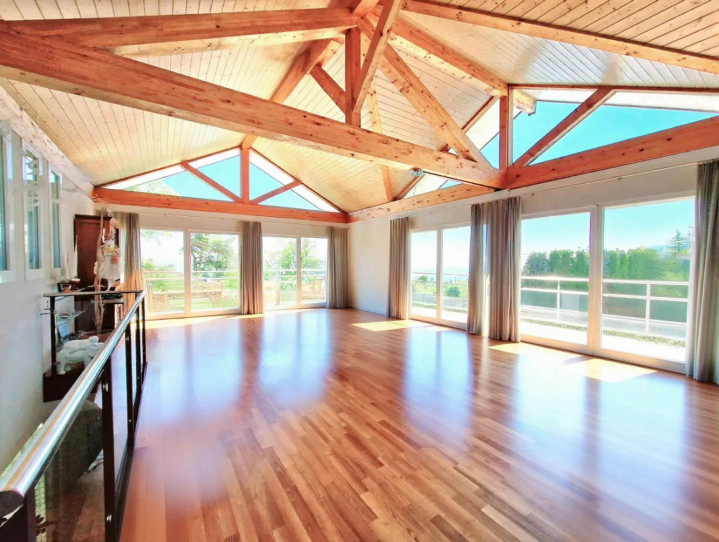 A unique, contemporary and individual villa / residential and sought-after area - Photo 3 of 10