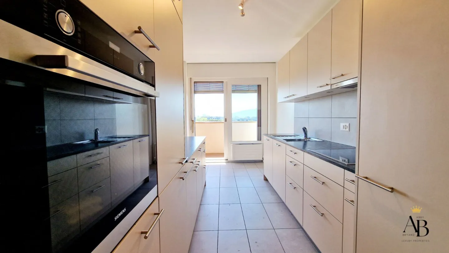 Lussuoso Appartamento con Vista Lago, Elegante Residenza con Piscina Coperta &amp; Jacuzzi - Foto 2 di 11