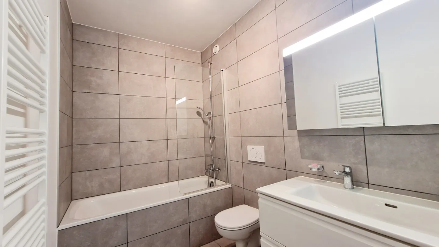 Elegant Apartment with Lake View, Luxury Residence with Indoor Pool & Jacuzzi - Photo 10 of 13