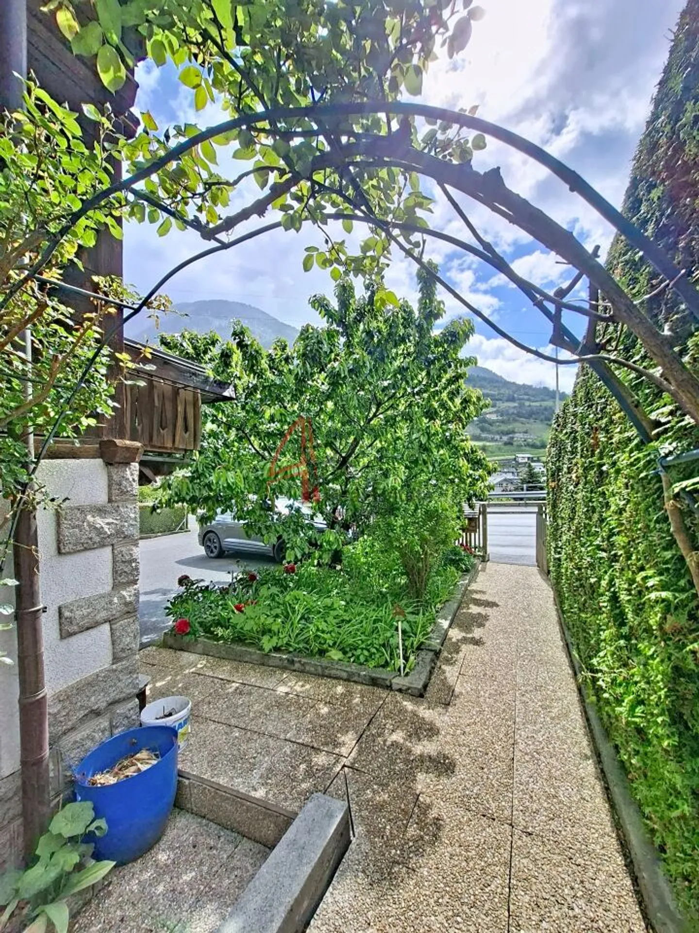 Individual chalet with garden, terraces and garage in Orsières - Photo 6 of 10