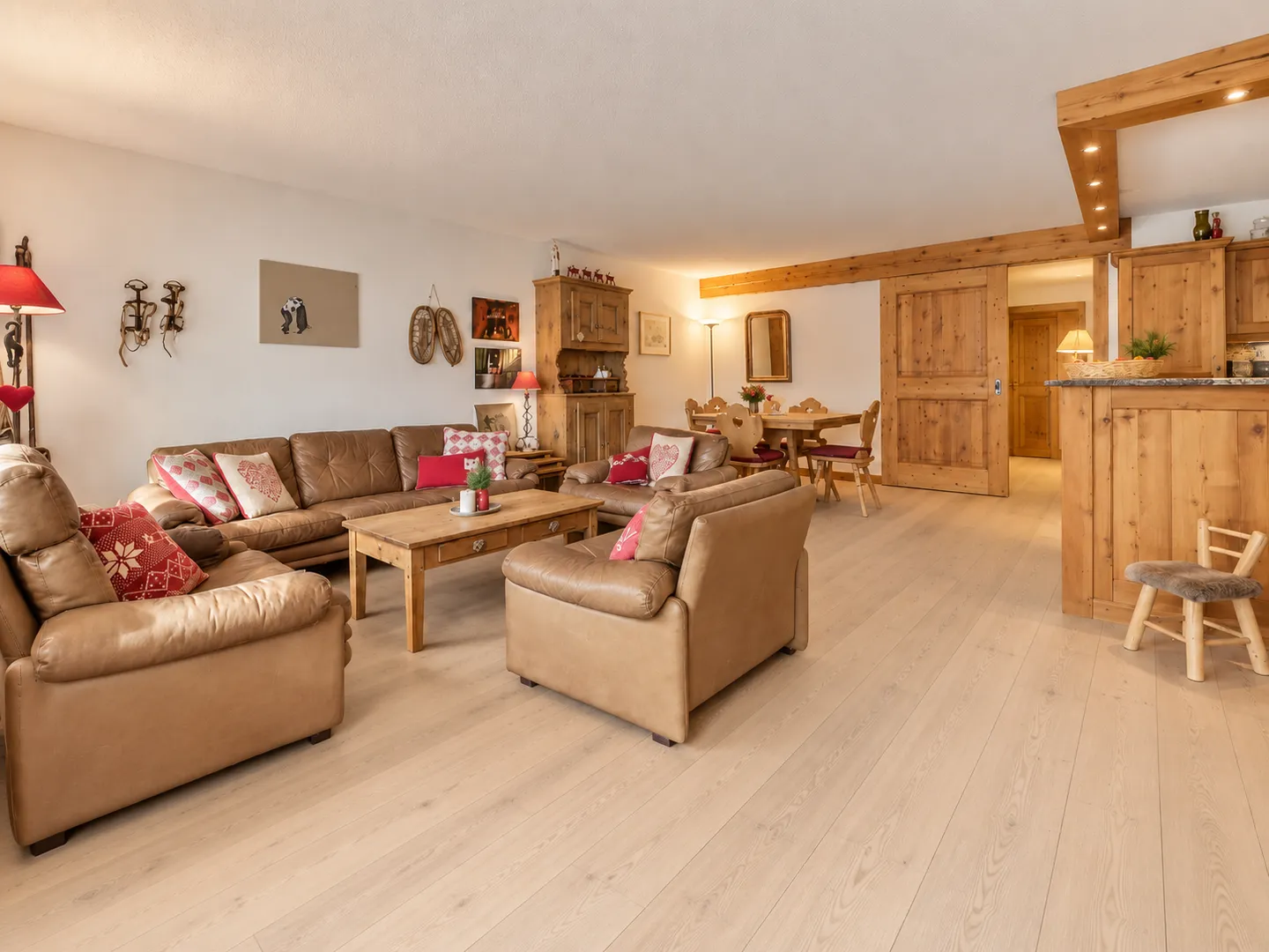 Spacious and bright 2-bedroom apartment with garden access - Photo 3 of 12