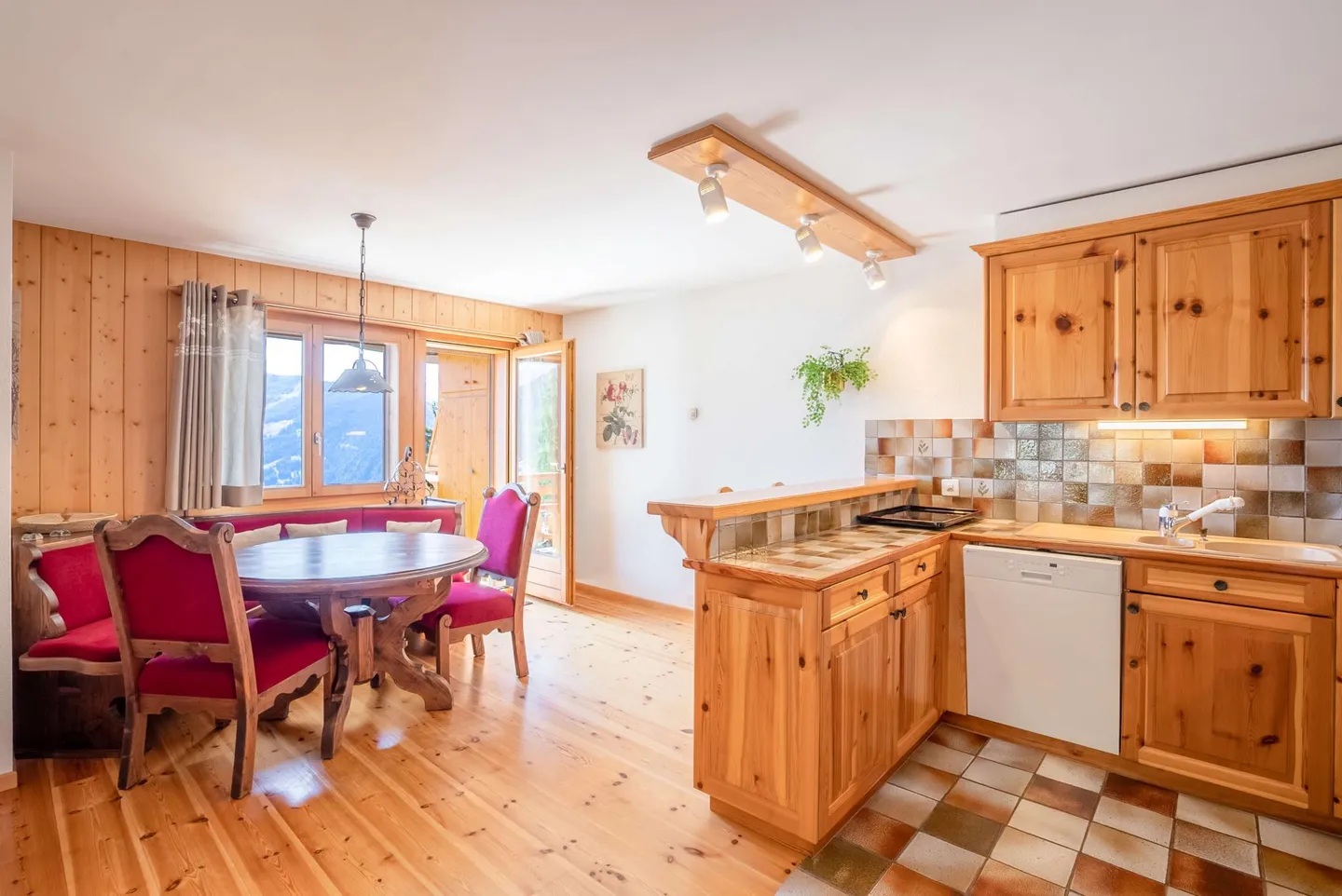 Beautiful mountain-style apartment? 2 bedrooms, 2 bathrooms - Photo 3 of 11
