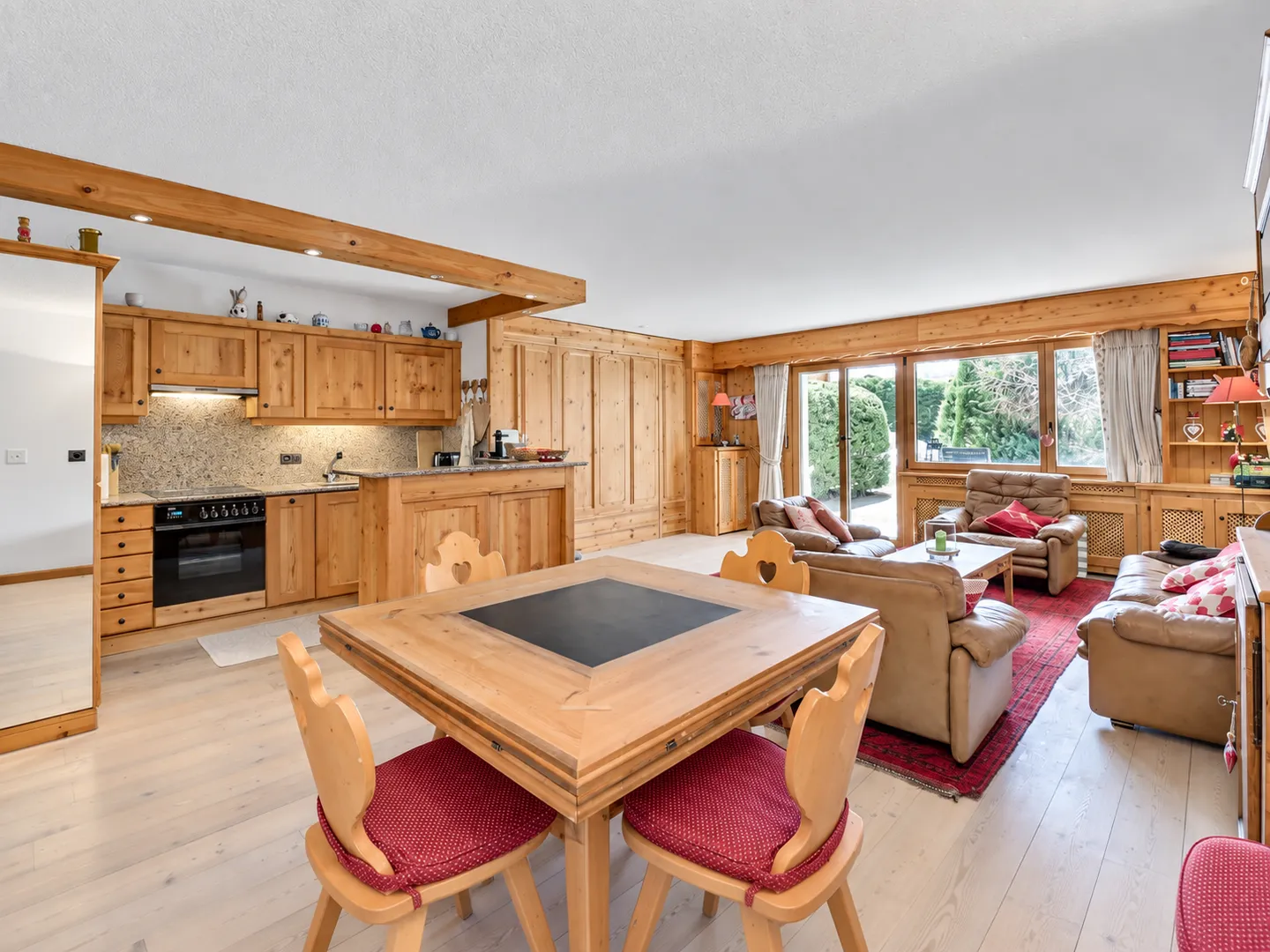 Spacious and bright 2-bedroom apartment with garden access - Photo 2 of 12