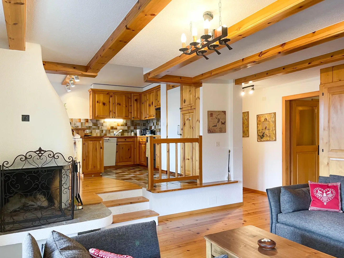 Beautiful mountain-style apartment? 2 bedrooms, 2 bathrooms - Photo 2 of 11