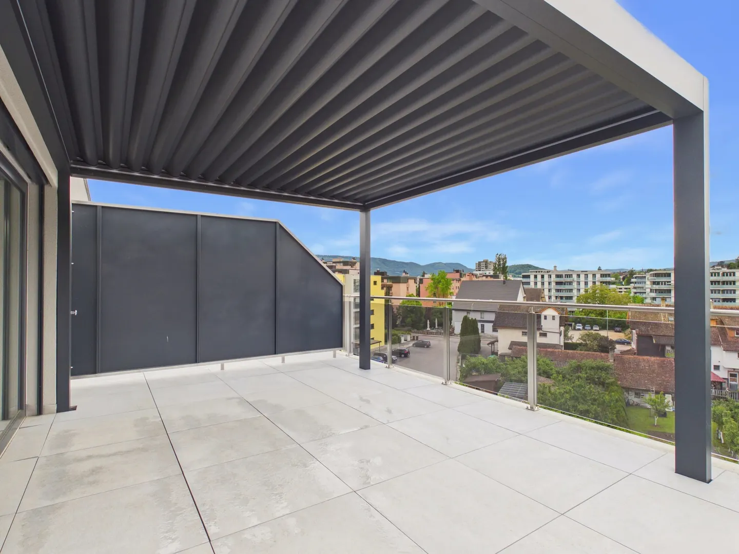 Appartement penthouse élégant avec grande terrasse et confort de vie exclusif à Delémont - Photo 1 sur 13