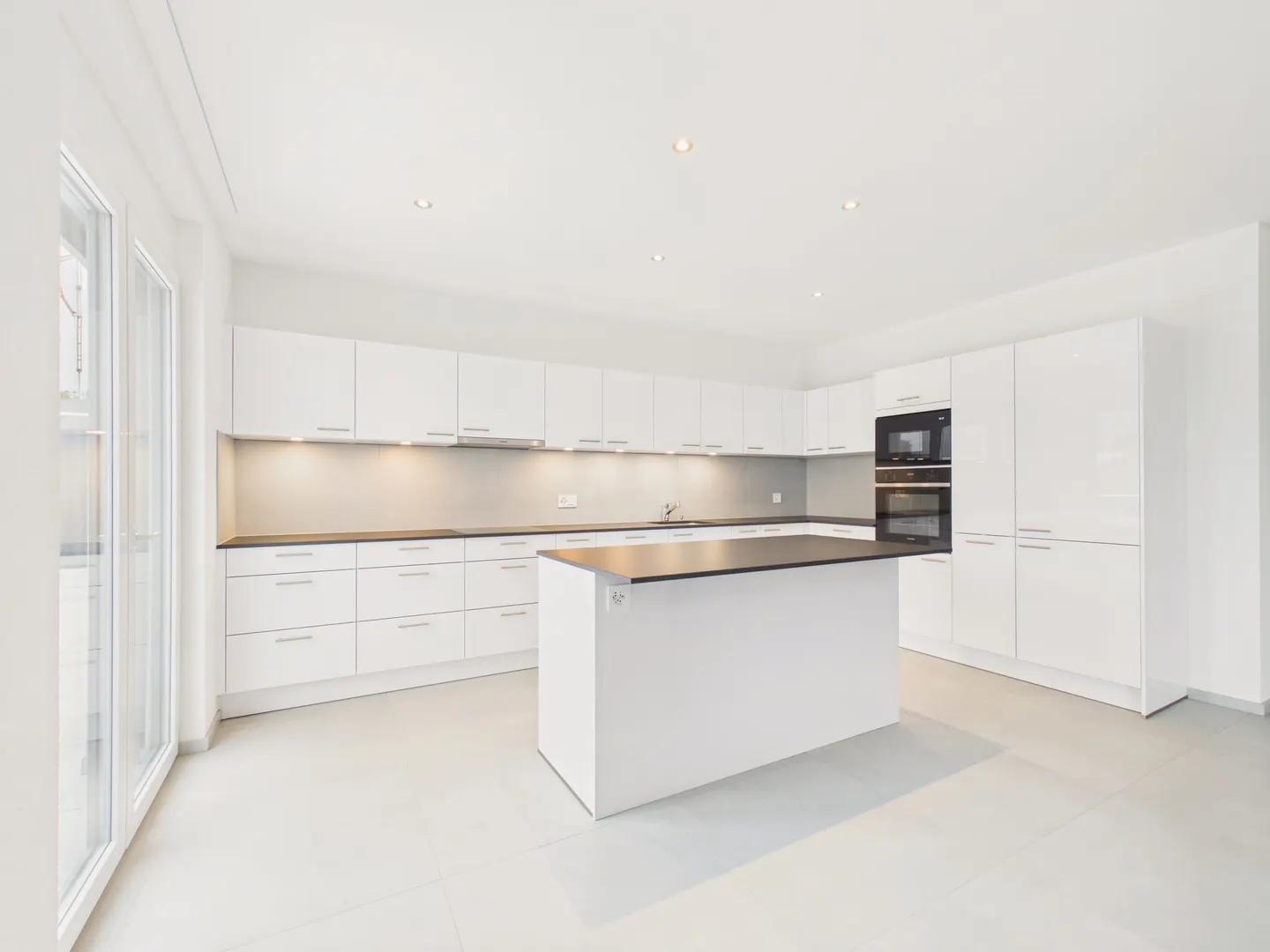 Appartement penthouse exclusif avec grande terrasse et emplacement résidentiel calme - Photo 2 sur 13
