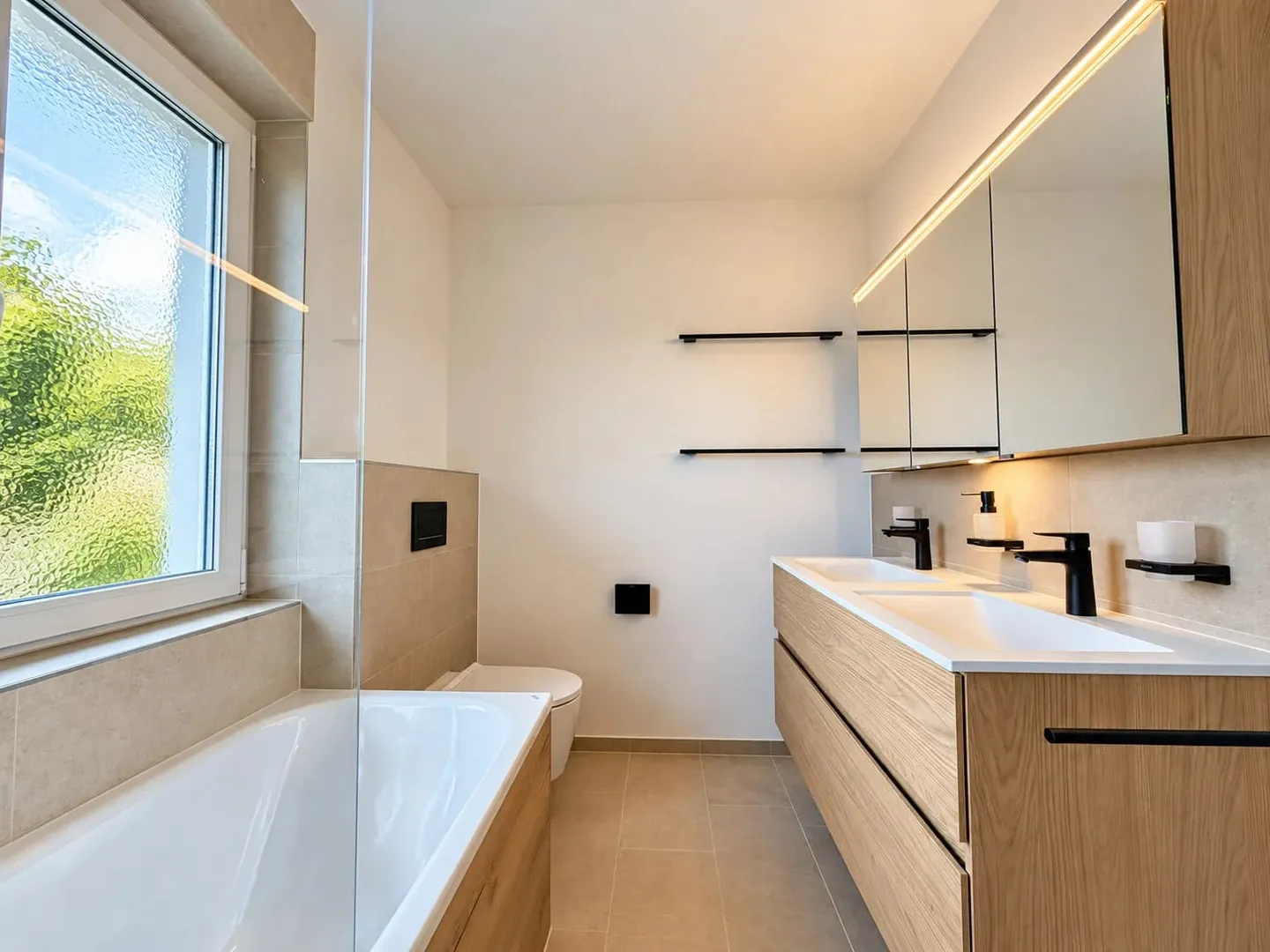 Freshly renovated 5.5-room townhouse with garden in Zurich - Photo 4 of 13