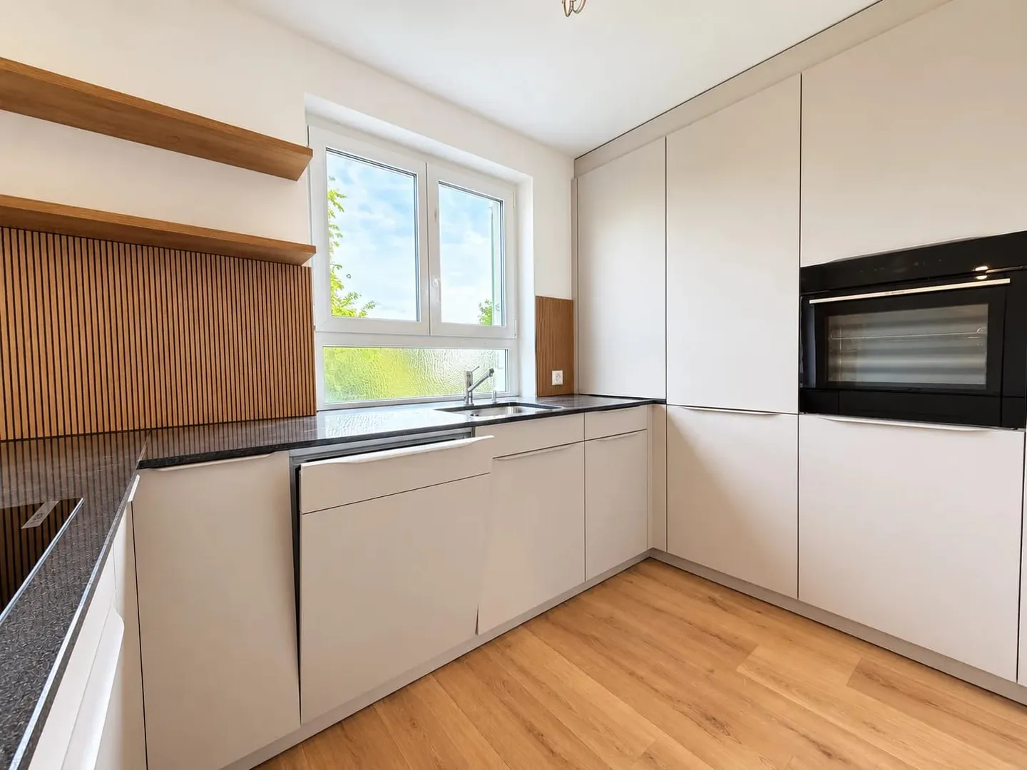 Freshly renovated 5.5-room townhouse with garden in Zurich - Photo 3 of 13