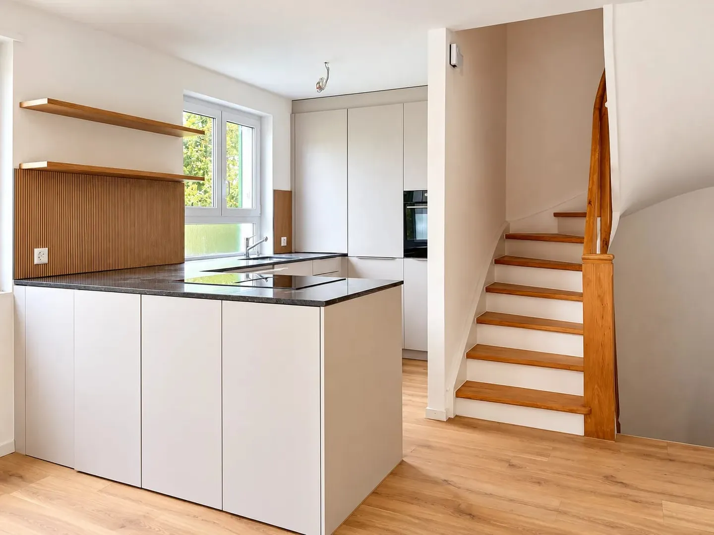 Freshly renovated 5.5-room townhouse with garden in Zurich - Photo 2 of 13