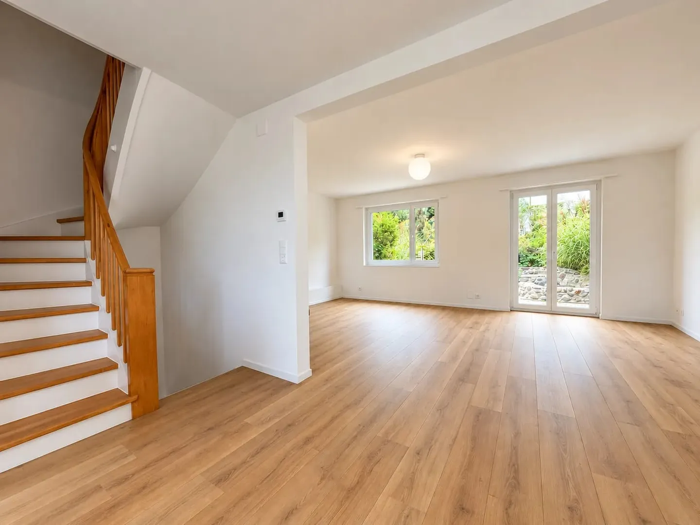 Freshly renovated 5.5-room townhouse with garden in Zurich - Photo 1 of 13