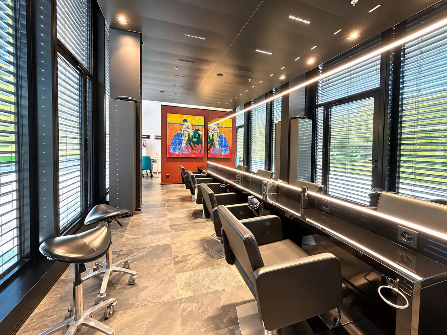Salon de coiffure prêt à emménager avec équipement de haute qualité à Zug - Photo 3 sur 10