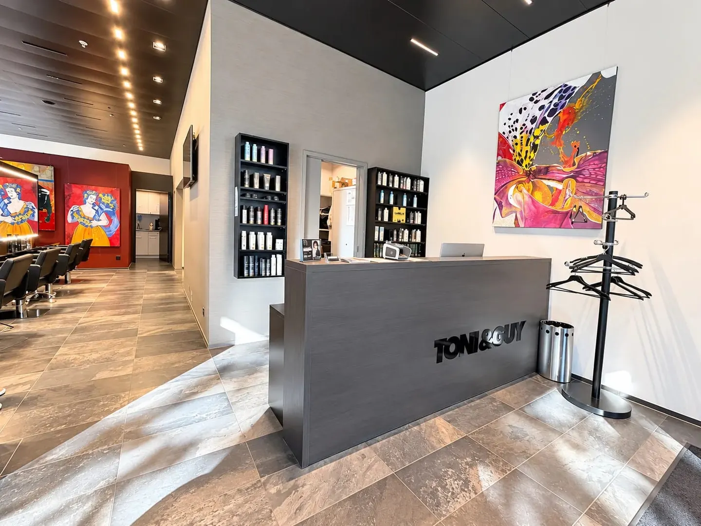 Salon de coiffure prêt à emménager avec équipement de haute qualité à Zug - Photo 4 sur 10