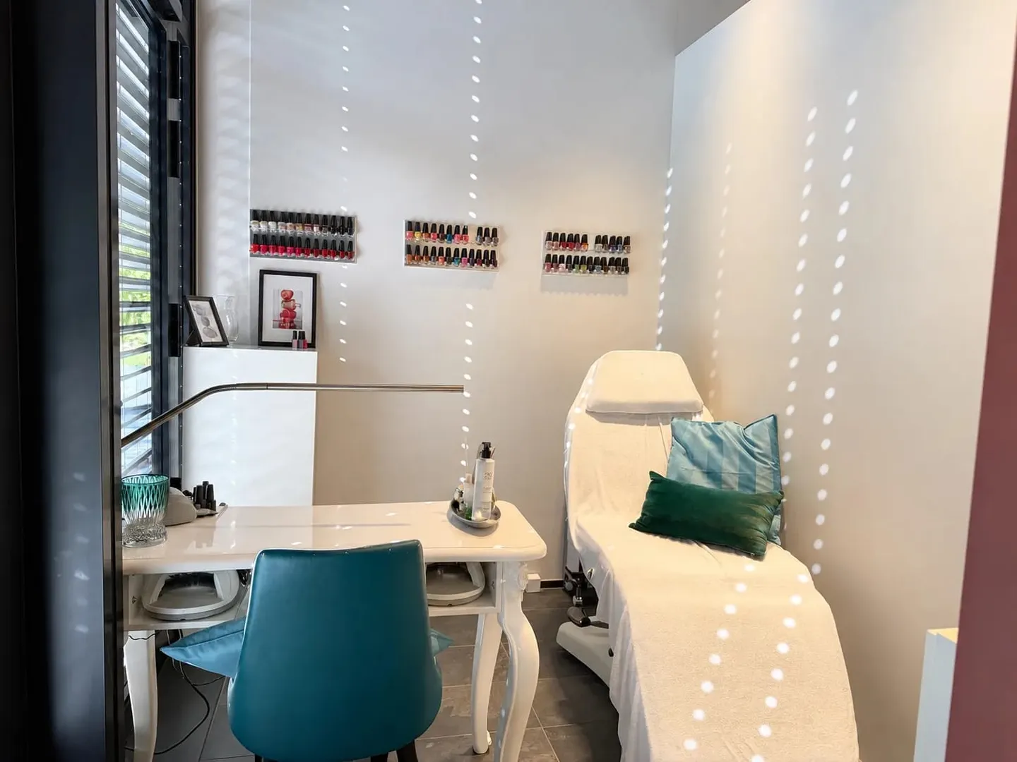 Salon de coiffure prêt à emménager avec équipement de haute qualité à Zug - Photo 8 sur 10