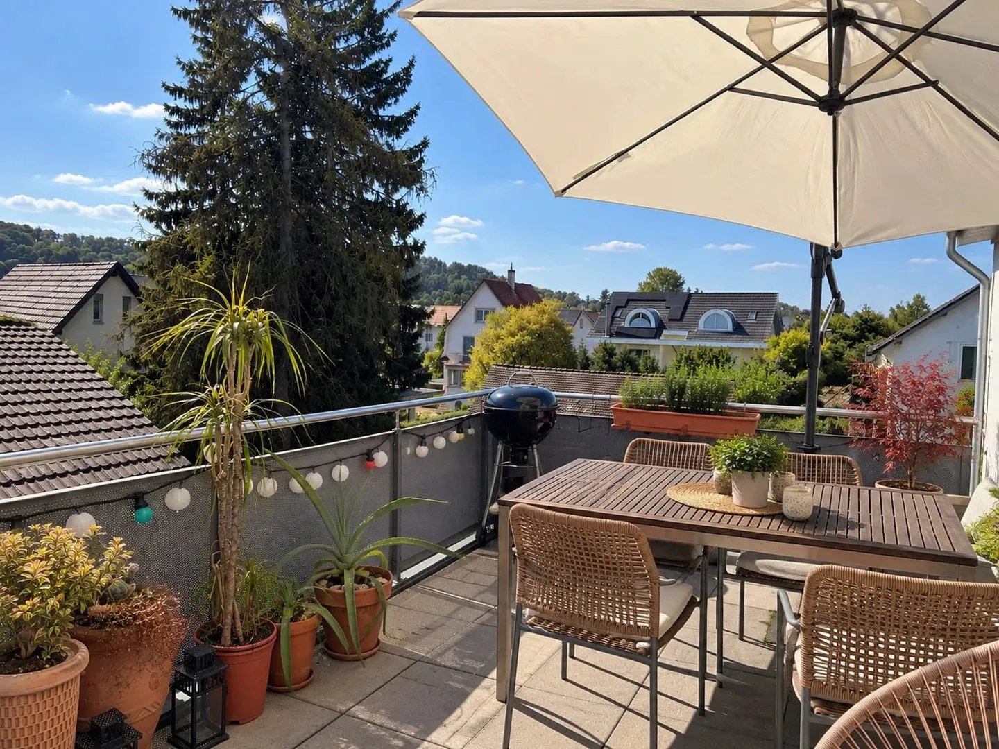 Quiet living, centrally connected - bright 4-room maisonette with large balcony in Muttenz - Photo 3 of 13