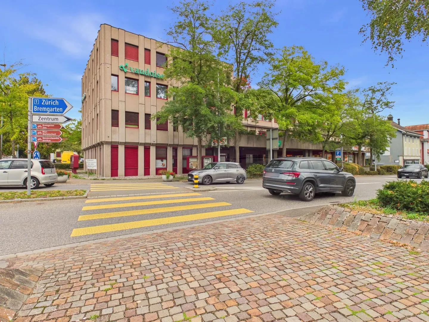Espace commercial central de 60 m² et 116 m² au 2ème étage à Wohlen - Photo 1 sur 13
