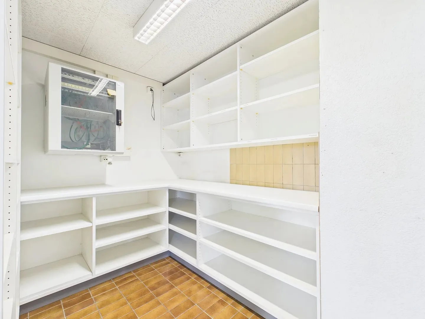 Espace commercial central de 60 m² et 116 m² au 2ème étage à Wohlen - Photo 12 sur 13