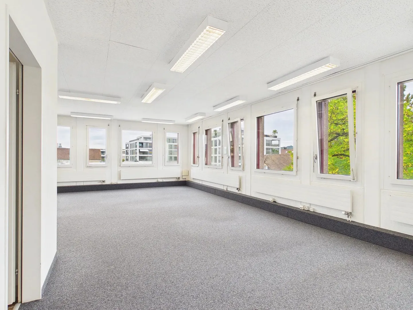 Espace commercial central de 60 m² et 116 m² au 2ème étage à Wohlen - Photo 3 sur 13