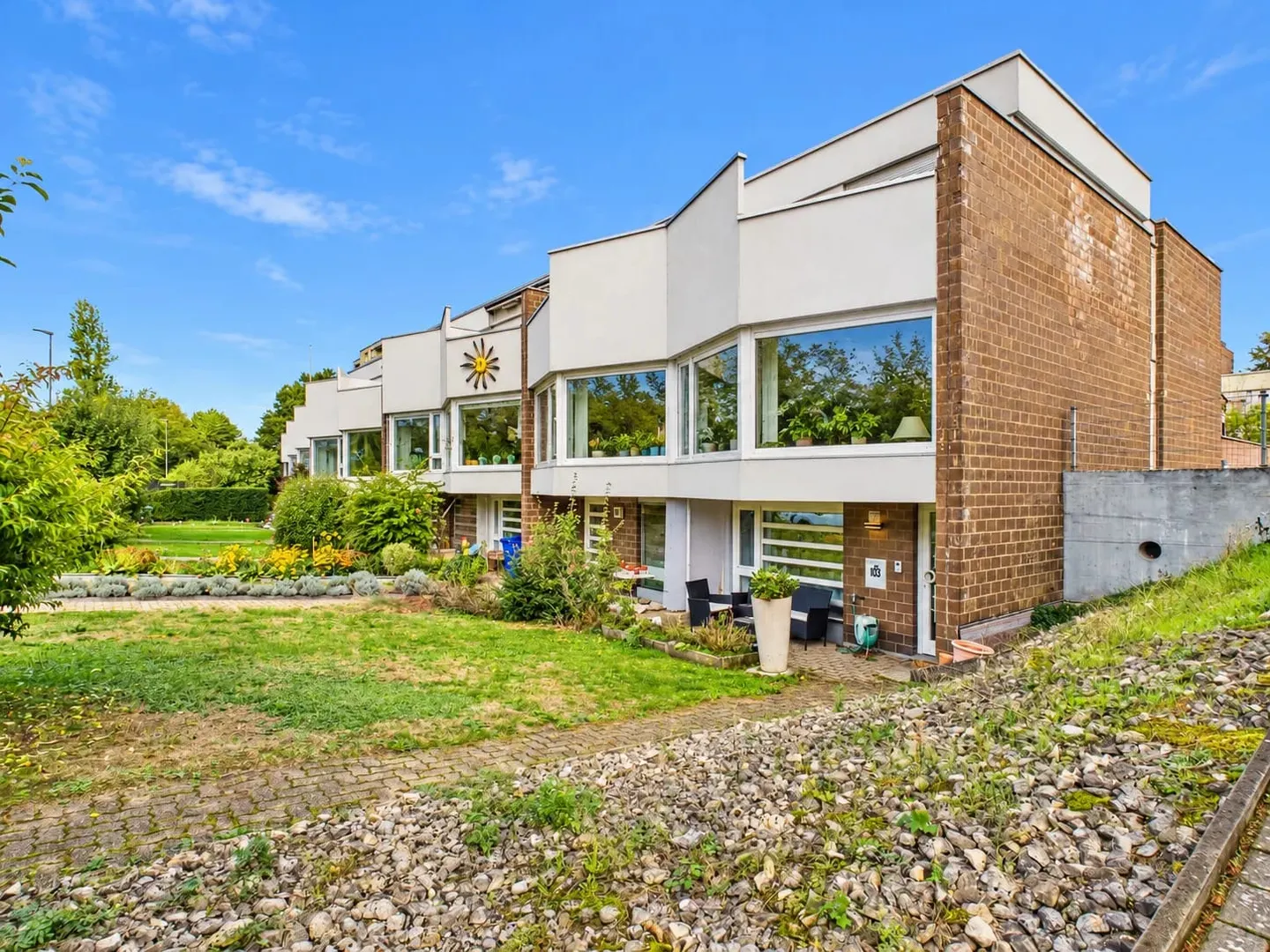 Renoviertes Reihenhaus in Therwil - Foto 1 von 13