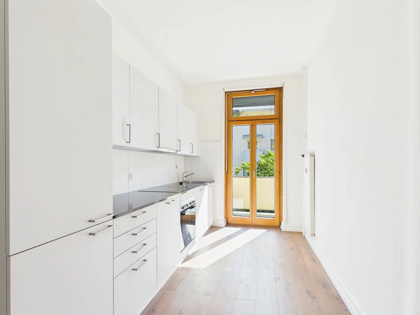 Buy multi-family house with 9 apartments and 2 catering businesses in Basel - central location - Photo 7 of 13