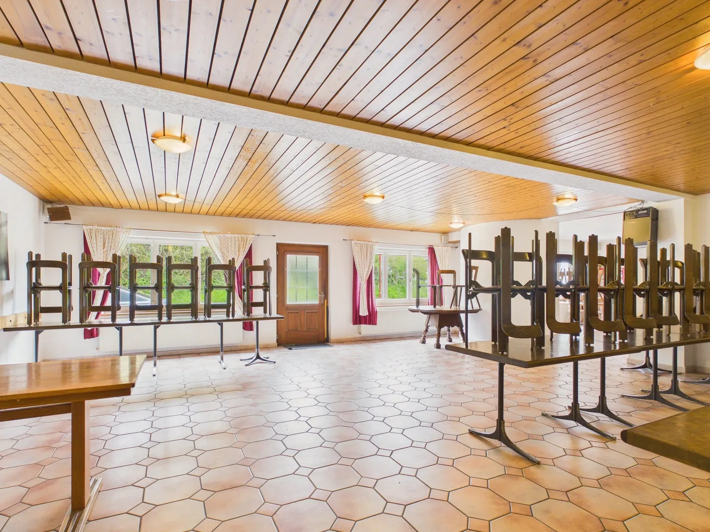 Ristorante con sala in affitto a Ederswiler - Foto 4 di 13