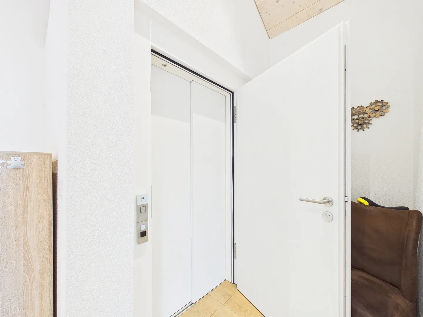 Appartement penthouse 3.5 pièces élégant avec balcon et accès direct par ascenseur au cœur de Zwingen - Photo 11 sur 13