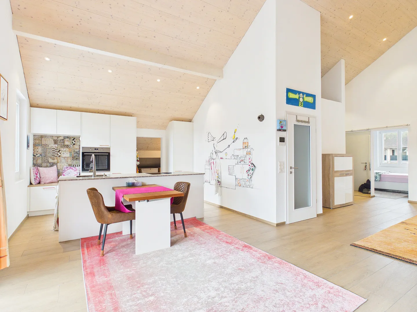 Appartement penthouse 3.5 pièces élégant avec balcon et accès direct par ascenseur au cœur de Zwingen - Photo 2 sur 13