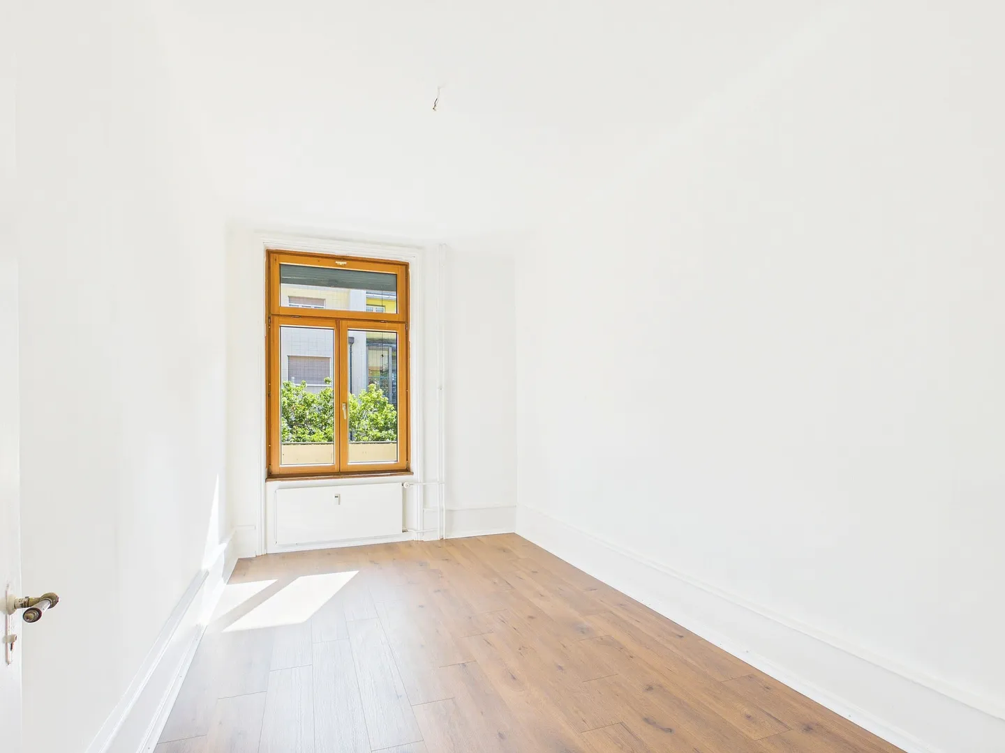 Buy multi-family house with 9 apartments and 2 catering businesses in Basel - central location - Photo 3 of 13