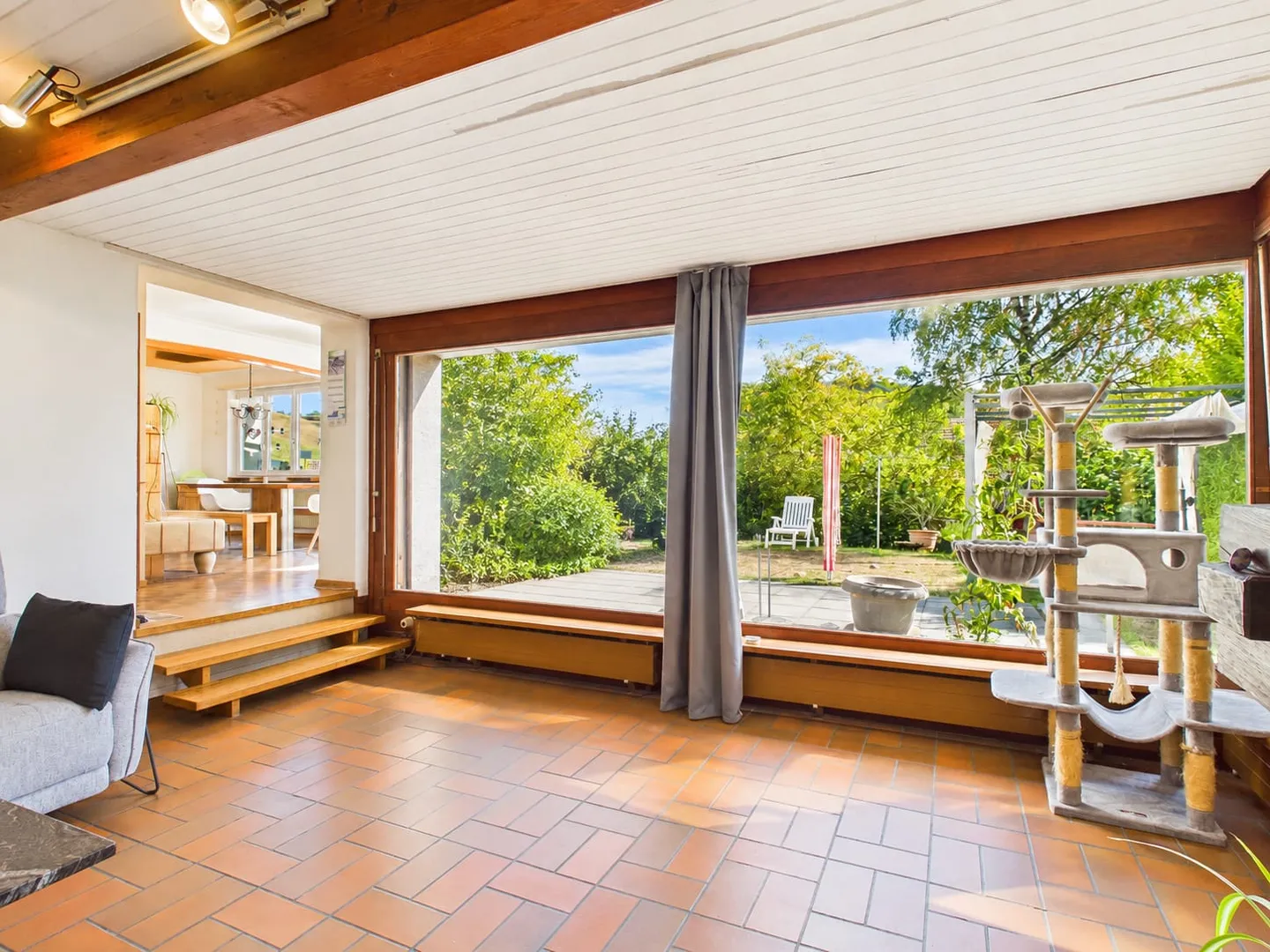 Geräumiges Einfamilienhaus mit Garten - Foto 2 von 13