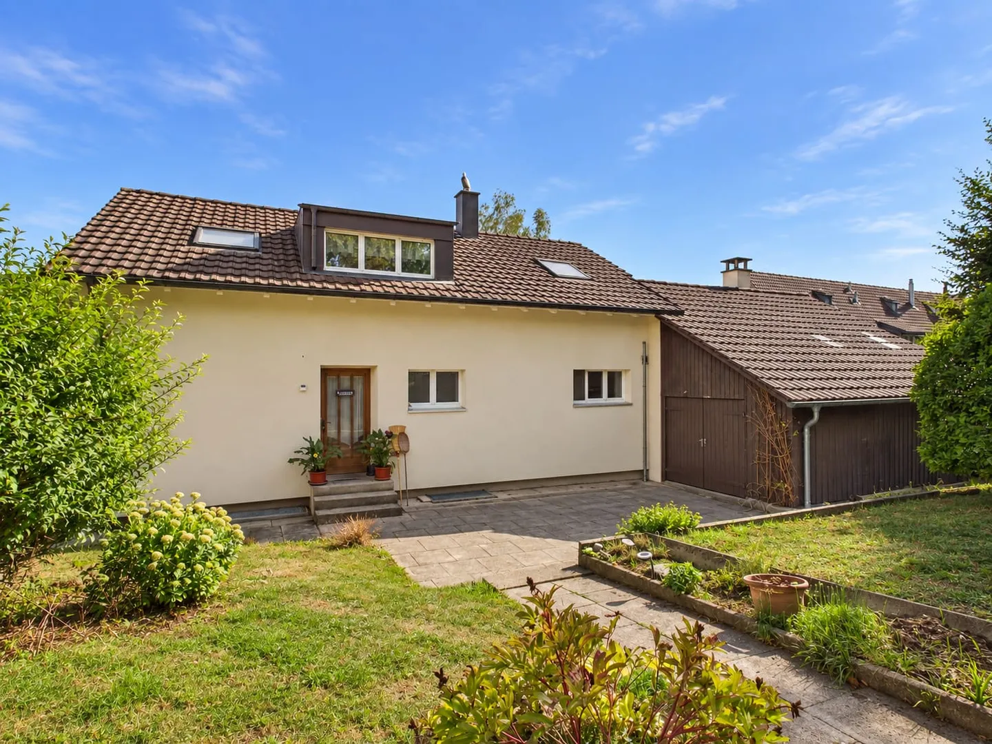 Geräumiges Einfamilienhaus mit Garten - Foto 1 von 13