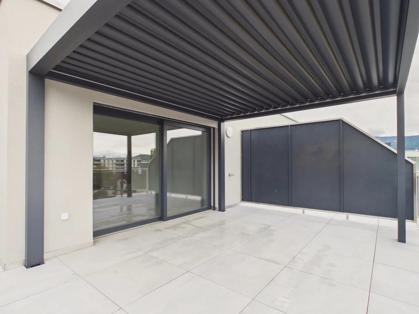 Appartement penthouse élégant avec grande terrasse et confort de vie exclusif à Delémont - Photo 12 sur 13
