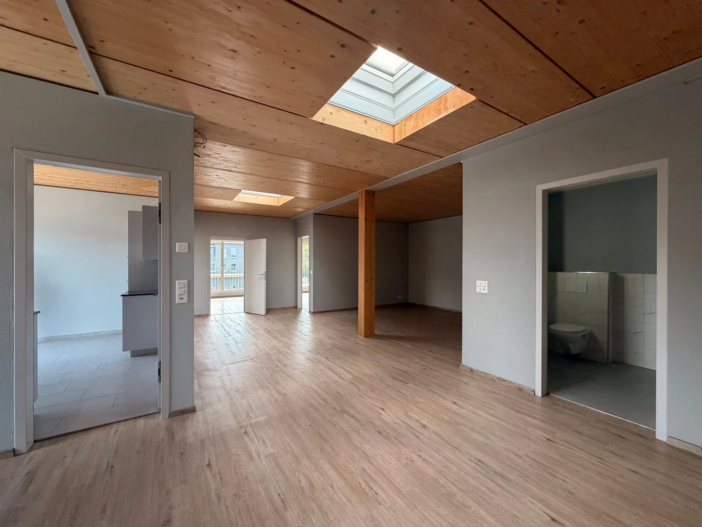 Ufficio/Studio di 4,5 stanze con ascensore a Würenlos - Foto 2 di 11