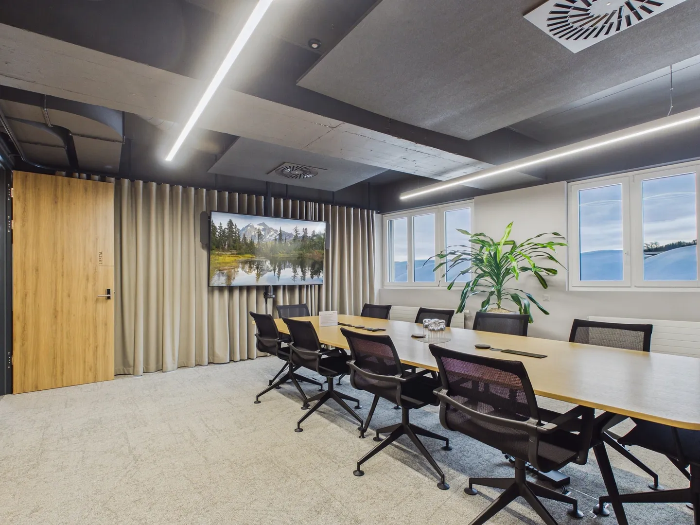 Modern Office Floor 435 m² with Rooftop Terrace in Frenkendorf - Photo 2 of 13