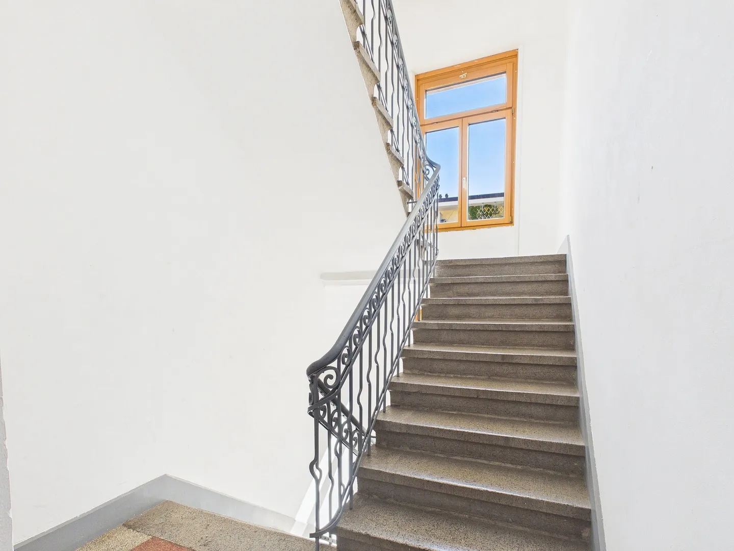 Buy multi-family house with 9 apartments and 2 catering businesses in Basel - central location - Photo 12 of 13